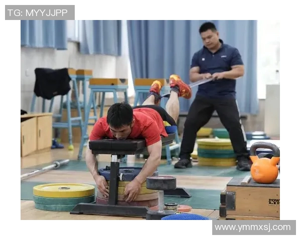 举重运动员的坚持与突破:从训练到赛场的力量之路 举重运动员的坚持与突破:从训练到赛场的力量之路